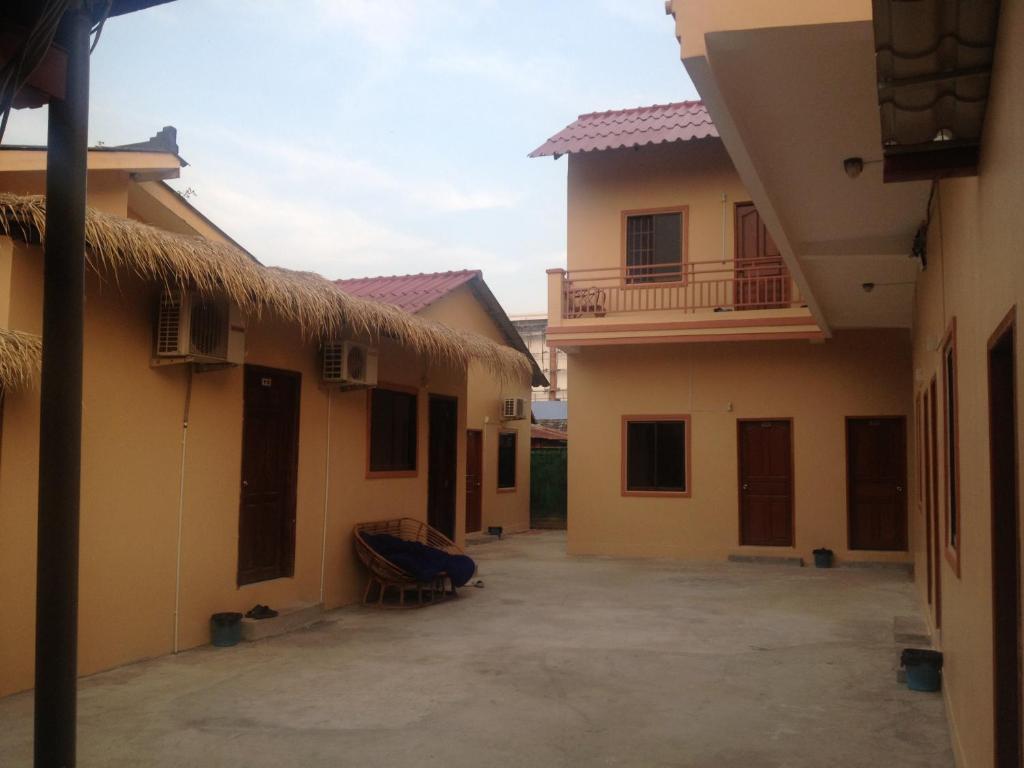 Ochheuteal Guesthouse Sihanoukville Exterior photo